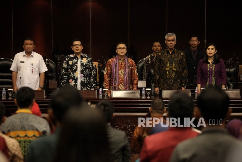 Ketua MPR Zulkifli Hasan menyampaikan pandangannya pada pembukaan acara sosialisasi empat pilar kepada organisasi Jong Pemuda Indonesia (JPI) di gedung MPR, Senayan, Jakarta, Rabu (26/10).(Republika/Rakhmawaty La'lang)