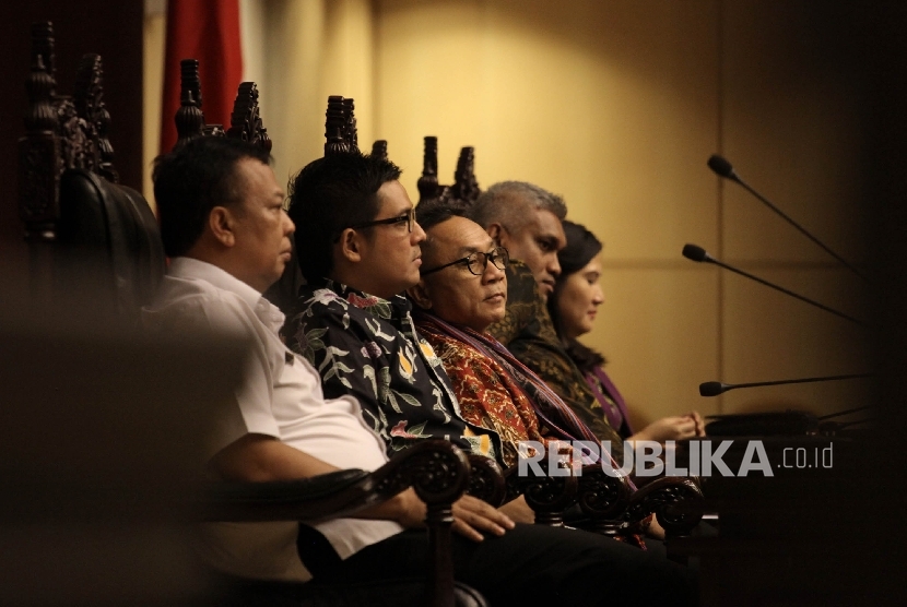 Ketua MPR Zulkifli Hasan (tengah), bersama Hendrik Djauhari Oratmangun sebagai Koordinator sekaligus Pengagas Forum Jong Indonesia (dua kiri), Ketua Badan Pekerja Kongres Pemuda Rachel Tuerah (kanan), Ditjen PMD Kemendagri Prabawa Eka Susanta (kiri), dan p