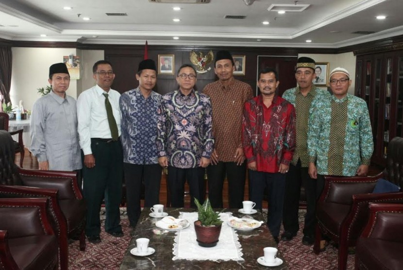 Ketua MPR Zulkifli Hasan (tengah) bersama pimpinan LDK PP Muhammadiyah.