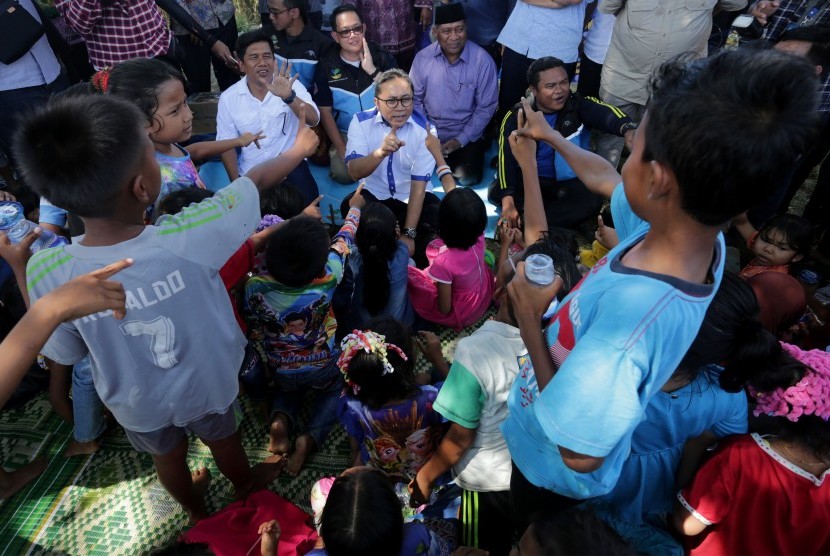 Ketua MPR Zulkifli Hasan (tengah) bertemu anak-anak pengungsi korban gempa 7 Desember 2016 di Desa Meunasah Jurong, Kecamatan Meurah Dua, Pidie Jaya, Aceh, Minggu (18/12). 
