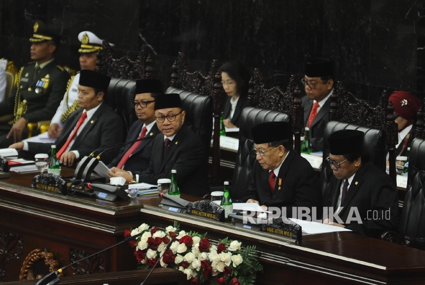 Ketua MPR Zulkifli Hasan (tengah), didampingi para Wakil Ketua MPR Hidayat Nur Wahid, Mahyuddin, EE Mangindaan dan Oesman Sapta (dari kiri) berbicara saat Sidang Tahunan MPR di Kompleks Parlemen, Senayan, Jakarta, Selasa (16/8). 