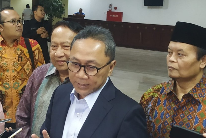 Ketua MPR Zulkifli Hasan  (tengah) didampingi wakil ketua MPR E.E Mangindaan (kiri) dan Hidayat Nur Wahid  memberikan keterangan kepada media di Kompleks Parlemen, Senayan, Jakarta, Rabu (24/7).