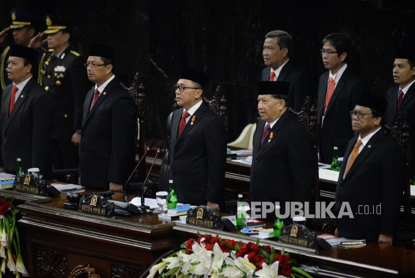  Ketua MPR Zulkifli Hasan (tengah) memimpin Sidang Tahunan MPR Tahun 2017 di Kompleks Parlemen, Senayan, Jakarta, Rabu (16/8). 