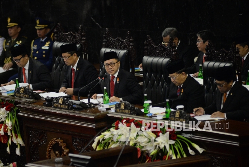  Ketua MPR Zulkifli Hasan (tengah) memimpin Sidang Tahunan MPR Tahun 2017 di Kompleks Parlemen, Senayan, Jakarta, Rabu (16/8). 