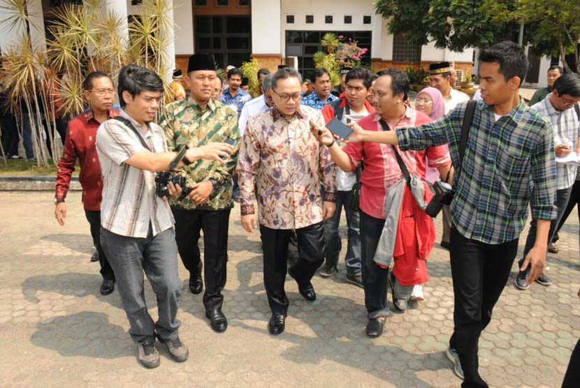 Ketua MPR, Zulkifli Hasan (tengah), menjawab pertanyaan wartawan saat melakukan kunjungan kerja ke Lampung Tengah, Lampung, Ahad (1/11). 