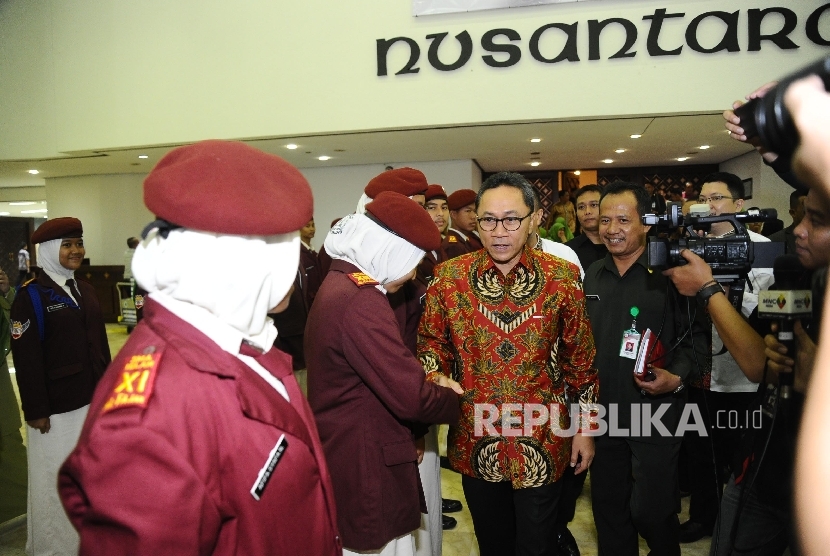 Ketua MPR Zulkifli Hasan (kedua kiri) menerima cinderamata dari Ketua Umum Yayasan Barisan Patriot Bela Negara saat (YBPBN) R Acmat Juniawan (kiri