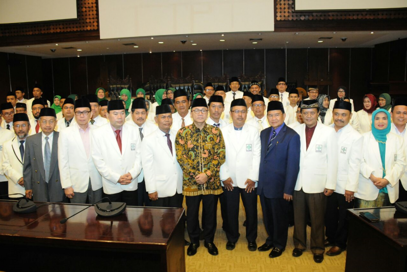 Ketua MPR Zulkifli Hasan usai melantik DPW Bakomubin di Gedung MPR Jakarta.