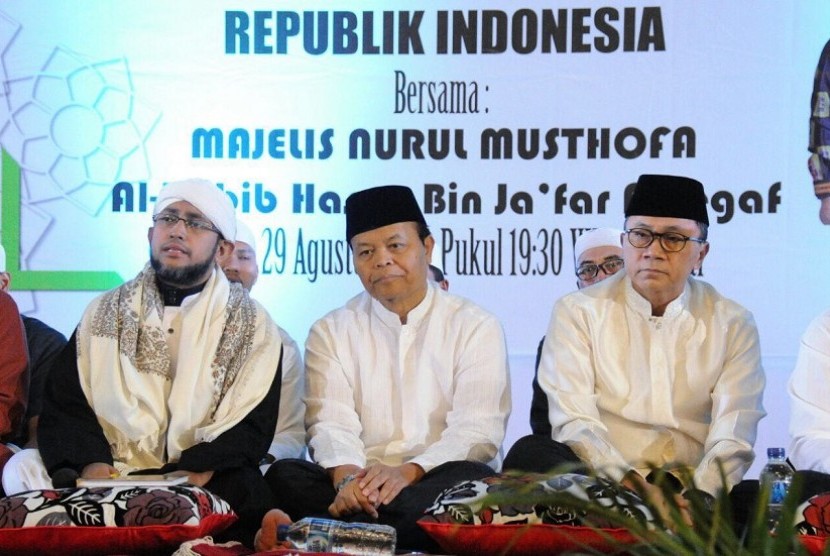 Ketua MPR Zulkifli Hasan, Wakil Ketua MPR Hidayat Nur Wahid, dan Habib Abdullah bin Ja'far Assegaf (dari kanan ke kiri).    