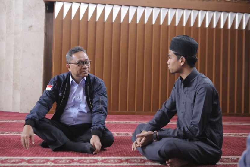  Ketua MPR Zulkiflk Hasan menyambangi Masjid Al Latief bertemu dai muda yang juga Imam Masjid Salman ITB Muzammil Hasballah.