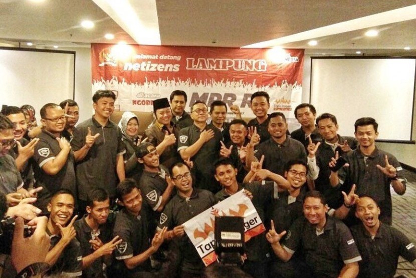 Ketua MPR Zulkilfli Hasan menghadiri acara ngobrol bareng netizen di Swiss Bel Hotel , Kota Bandar Lampung, Ahad (19/11) malam.