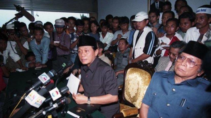 Ketua MPR/DPR RI Harmoko, Wakil Ketua Ismail Hasan Metareum, Syarwan Hamid, Abdul Gafur, dan Fatimah Achmad (tidak tampak) saat menggelar konferensi pers di gedung DPR/MPR RI meminta Soeharto mundur dari jabatannya sebagai Presiden RI, Senin (18/5/1998).