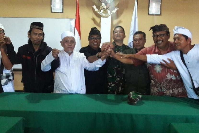 Ketua MUI Bali, M Taufiq As'adi (tiga dari kiri) bersama sejumlah tokoh agama dan tokoh masyarakat di kantor MUI Bali, Kamis (30/3).