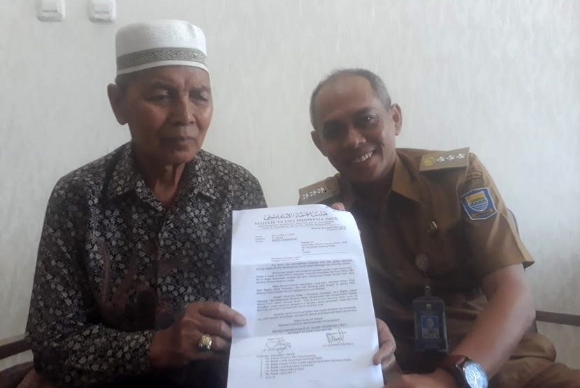 Ketua MUI Bandung Wetan, Udja Surdja dan Camat Bandung Wetan, Hilda memberikan penjelasan soal Fatwa MUI Kota Bandung tentang penggunaan masjid di Kota Bandung, Senin (20/1).