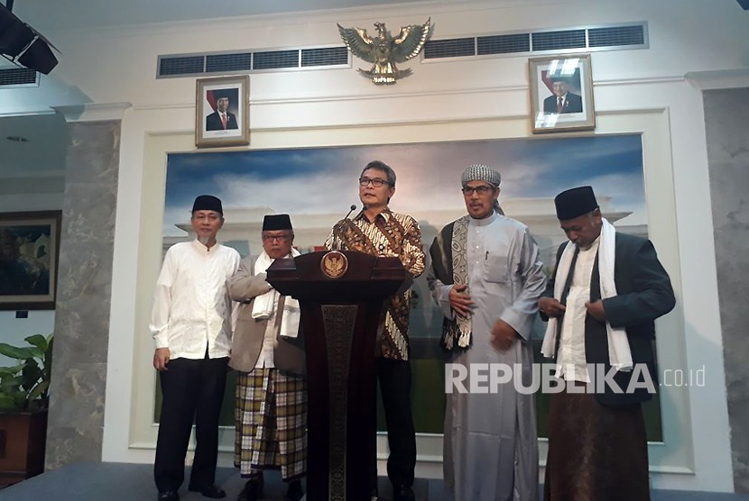 Ketua MUI Banten Am Romly beserta sejumlah ulama lain melakukan pertemuan dengan Presiden Jokowi di Istana Negara, Rabu (21/3).