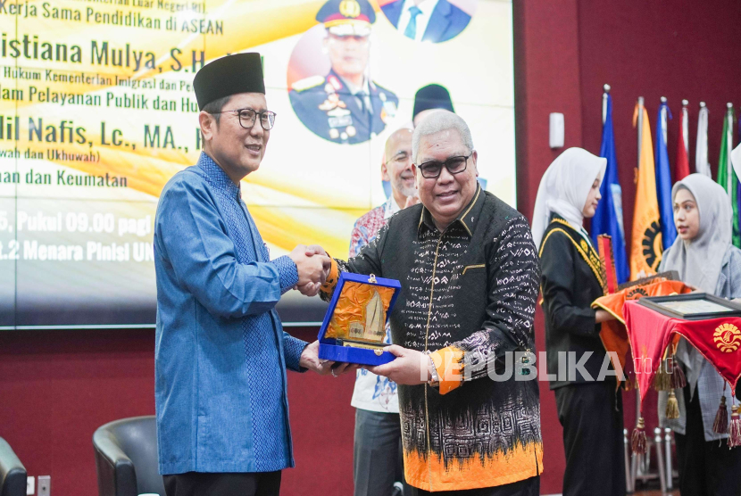 Ketua MUI Bidang Dakwah dan Ukhuwah KH M Cholil (kiri). 