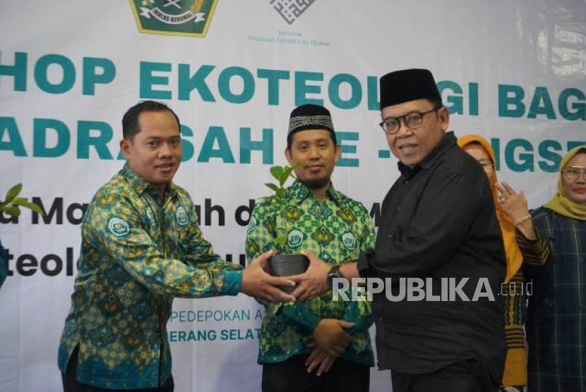 Ketua MUI Bidang Infokom (kanan) menyerahkan tanaman produktif kepada perwakilan guru madrasah dalam  Workshop Ekoteologi Bagi Guru Madrasah se-Tangerang Selatan di Padepokan ASWAJA, Ciputat, Tangerang Selatan, Kamis (13/11/2025). 