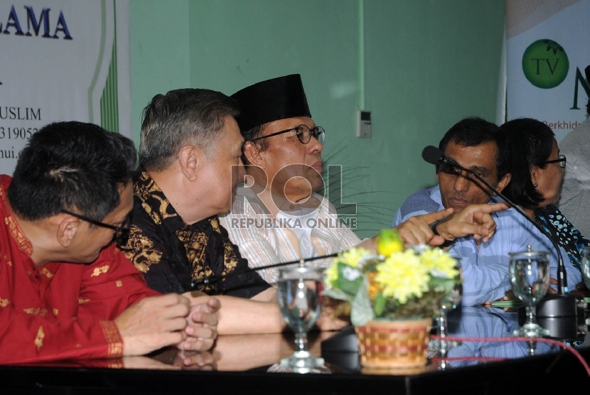 Ketua MUI bidang Kerukunan Umat Beragama Yusnar Yusuf (ketiga kiri) bersama dengan perwakilan Majelis Agama Indonesia, Uung Sendana L Linggaraja dari MATAKIN, Suhadi Sendjaja dari Walubi, Dharmasilan dari PHDI dan Henritte Lebang dari PGI, memberikan perny