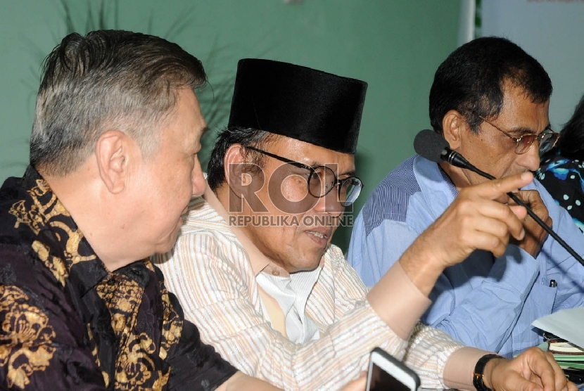 Ketua MUI bidang Kerukunan Umat Beragama Yusnar Yusuf (tengah) bersama dengan perwakilan Majelis Agama Indonesia, Suhadi Sendjaja dari Walubi (kiri) Dharmasilan dari PHDI, memberikan pernyataan bersama tentang pilkada serentak tahun 2015, di Jakarta, Jum’a