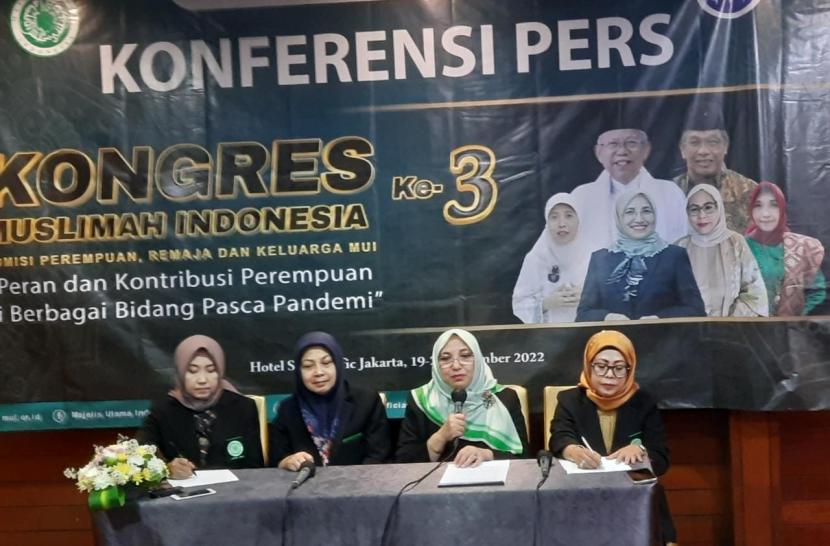 Ketua MUI Bidang Perempuan, Remaja dan Keluarga (PRK), Prof Amany Lubis saat konferensi pers dalam acara Kongres Muslimah Indonesia (KMI) ketiga yang digelar di Hotel Sari Pacific, Jakarta pada Senin (19/12/2022). 