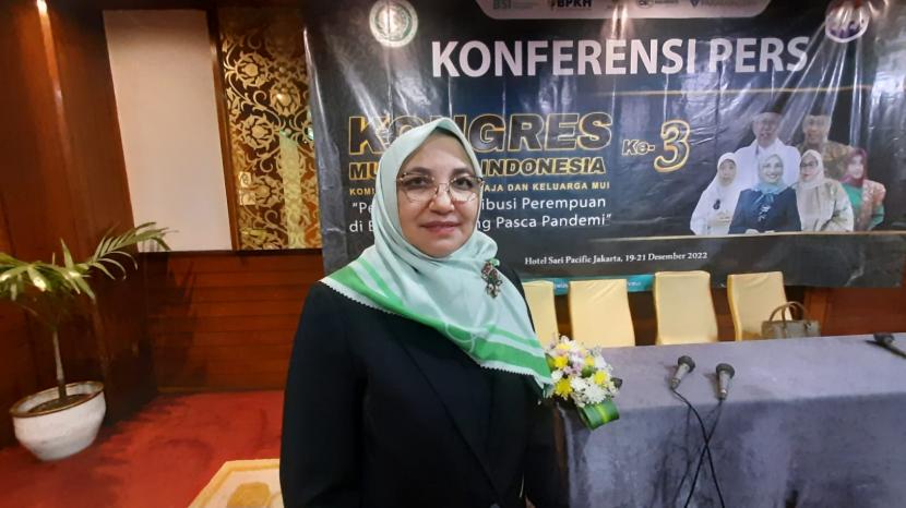 Ketua MUI Bidang Perempuan, Remaja dan Keluarga (PRK), Prof Amany Lubis saat konferensi pers dalam acara Kongres Muslimah Indonesia (KMI) ketiga yang digelar di Hotel Sari Pacific, Jakarta pada Senin (19/12/2022). 