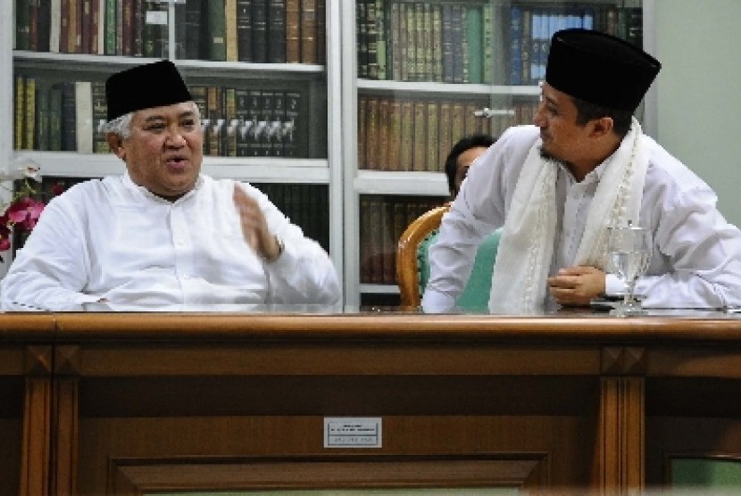 Ketua MUI Din Syamsuddin (kiri) dan Wakil Ketua Panitia Yusuf Mansur berbincang saat konferensi pers di kantor MUI, Jakarta, Selasa (21/10). MUI mengajak umat Islam mengikuti perayaan satu Muharam pada (26/10) di Gelora Bung Karno Jakarta.
