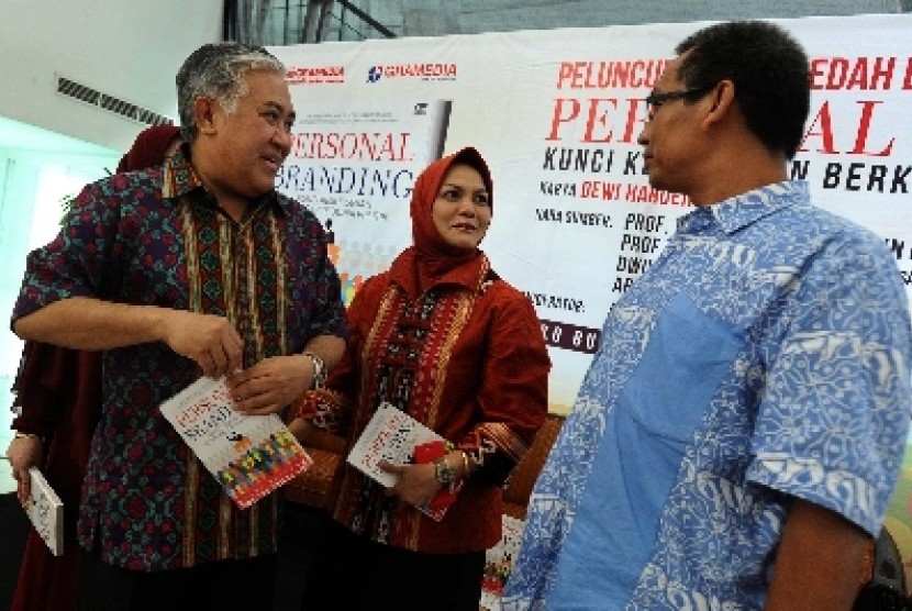 Ketua MUI Din Syamsuddin (kiri), penulis Dewi Haroen (tengah), akademisi Hamdi Muluk (kanan) berbincang saat bedah dan peluncuran buku 