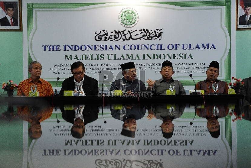 Ketua MUI Din syamsuddin (tengah) berbicara dalam konfrensi pers di kantor Majelis Ulama Indonesia (MUI),Jakarta, Kamis (8/1). 