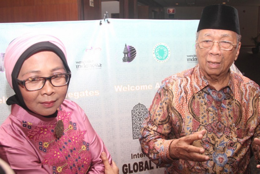 Ketua MUI, H. Amidhan (kanan) didampingi Dirjen Pemasaran Pariwisata Kemenparekraf Esthy Reko Astuti dalam acara peluncuran 