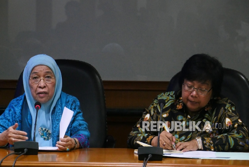 Ketua MUI Huzaemah T Yango(kiri) bersama Menteri Lingkungan Hidup dan Kehutanan Siti Nurbaya Bakar mengadakan konferensi pers di Jakarta, Selasa (13/9).