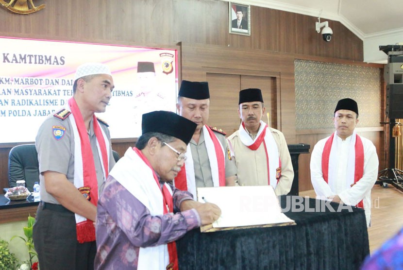 Ketua MUI Jabar, Dr KH Rachmat Syafe'i, menandatangani deklarasi disaksikan Kapolda Jabar Irjen Pol Drs Agung Budi Maryoto.