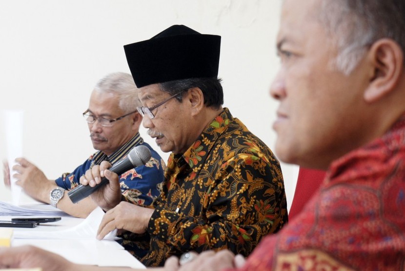 Ketua MUI Jabar Rachmat Syafei (tengah), didampingi Wakil Ketua MUI Jabar Mustofa Djamaluddin (kanan) dan Sekum MUI Jabar Rafani Akhyar (kiri), memberikan keterangan kepada media di gedung Majelis Ulama Indonesia (MUI) Jabar, Bandung, Jawa Barar.