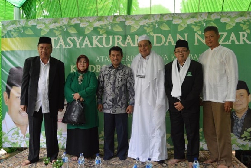 ketua MUI Kabupaten Bogor Dr KH Ahmad Mukri Ajie MA, MH (gamis) didampi Bupati Bogor Drs Rakhmat Yasin MSc (tiga dari kiri) dan wakil bupati Bogor Hj Nurhayanti