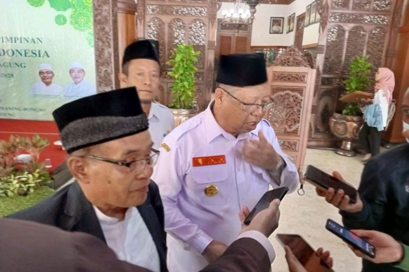 Ketua MUI Kabupaten Tulungagung, KH. Hadi Muhammad Mahfudz atau Gus Hadi (kiri) bersama Bupati Tulungagung Maryoto Birowo (kanan) saat diwawancara wartawan di Tulungagung, Rabu (20/9/2023).