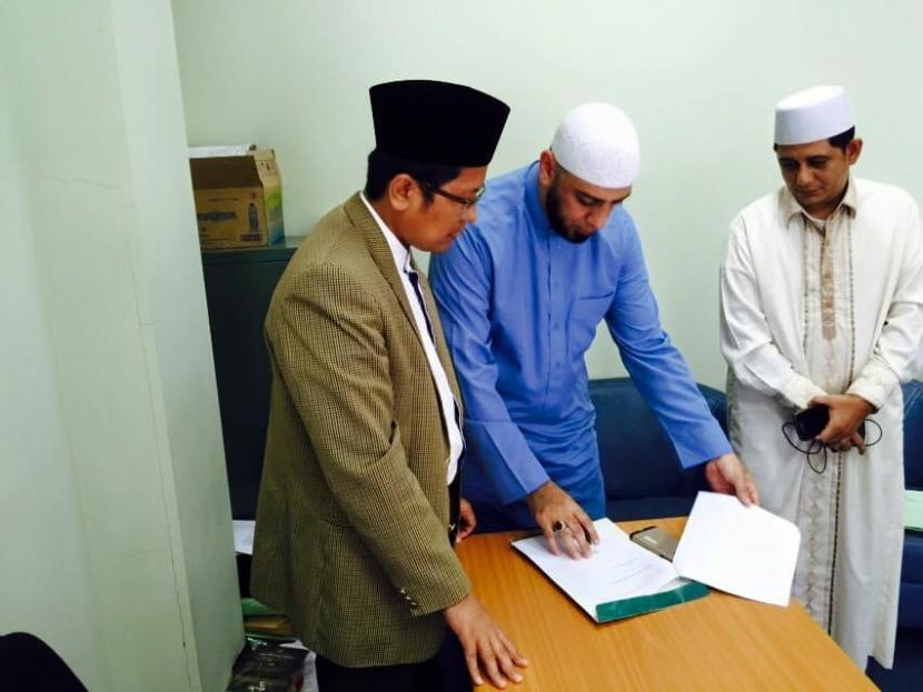 Ketua MUI KH Cholil Nafis bertemu ulama Syekh Ali Jaber di gedung MUI, Jakpus pada 2015.
