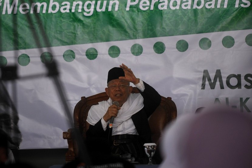 Ketua MUI KH Ma'ruf Amin berpidato di Ponpes Alkhariyah saat tabligh akbar, di Citangkil, Cilegon, Banten, Jumat (7/4). 