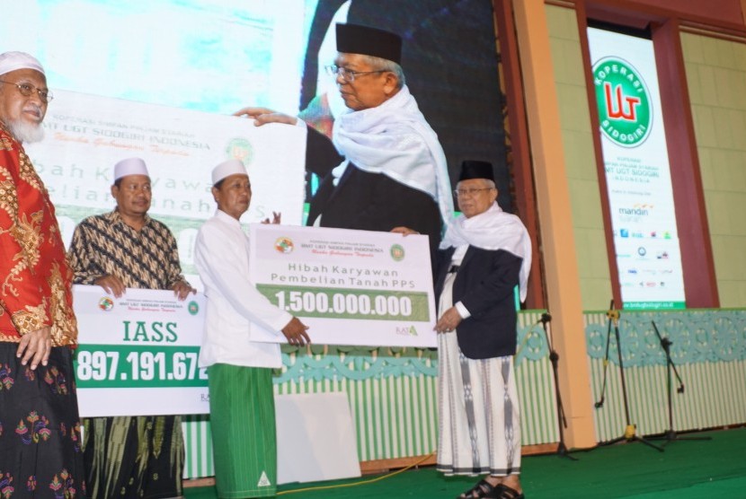 Ketua MUI KH Ma'ruf Amin (kanan) hadir di acara RAT BMT Sidogiri tahun 2017 di Pasuruan, Jawa Timur, Ahad (18/2).