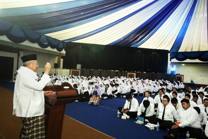 Ketua MUI KH Ma'ruf Amin memberikan wawasan kebangsaan pada mahasiswa baru ITS.