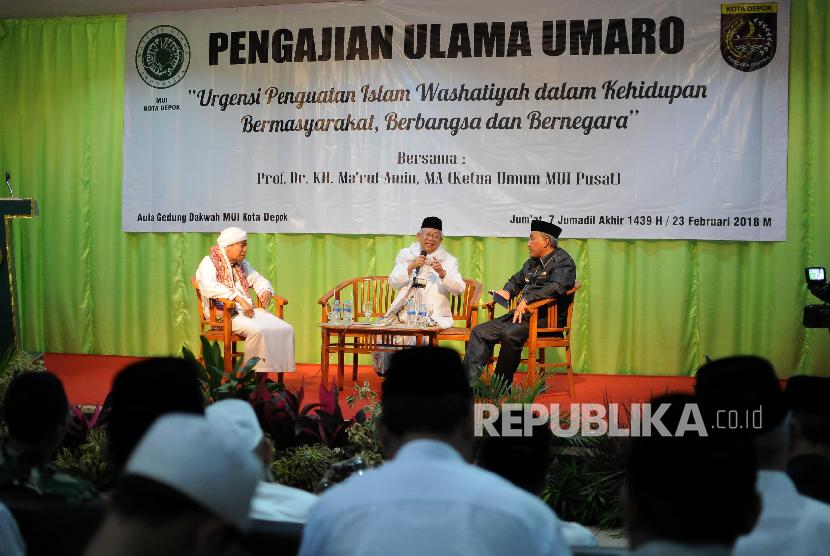 Ketua MUI Kota Depok KH. A DImyathi bersama Ketua MUI Pusat KH. Maruf Amin dan Wali Kota Depok Muhammad Idris (dari kiri) memaparkan penjelasan pada acara Pengajian Ulama Umaro di Kantor MUI Kota Depok, Jawa Barat, Jumat (23/2). 