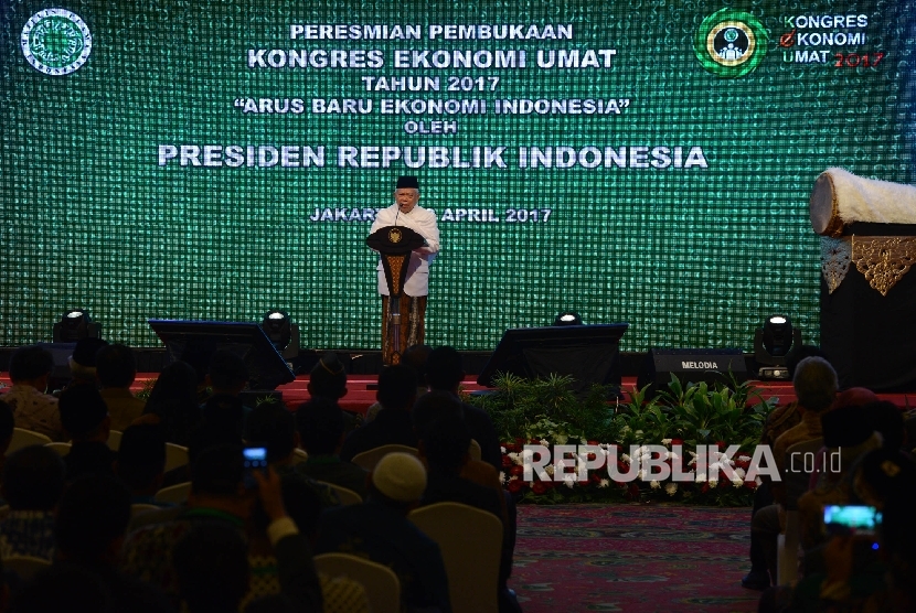 Ketua MUI Ma'ruf Amin memberikan kata sambutan sekaligus arahan sebelum membuka Kongres Ekonomi Umat 2017 di Jakarta, Sabtu (22/4).