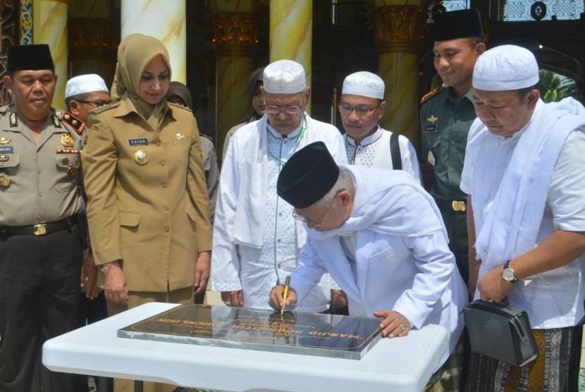 Ketua MUI (Majelis Ulama Indonesia) DR. KH. Ma’ruf Amin didampingi Bupati Jember dr. Hj. Faida MMR., meresmikan Masjid Roudhotul Muchlisin, Senin (15/5) lalu