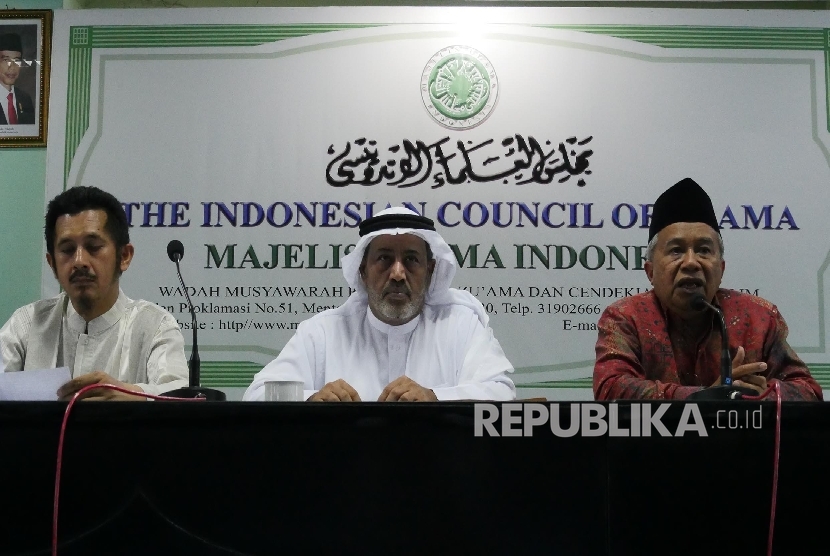 Ketua MUI Muhyidin Junaidi (kanan) didampingi Kepala Kantor Rabith Jakarta Syekh Fahd Alharbi (tengah) dan Ketua Wahda Islamiyah Zaytun Asmi, menyampaikan penjelasannya menegnai Konferensi Ulama Dunia IslamKerjasama MUI dengan Rabith Alam Islamiyah, di Jak