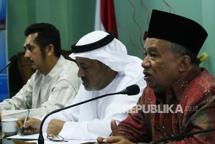 Ketua MUI Muhyidin Junaidi (kanan) didampingi Kepala Kantor Rabith Jakarta Syekh Fahd Alharbi (tengah) dan Ketua Wahda Islamiyah Zaytun Asmi, menyampaikan penjelasannya menegnai Konferensi Ulama Dunia IslamKerjasama MUI dengan Rabith Alam Islamiyah, di Jak