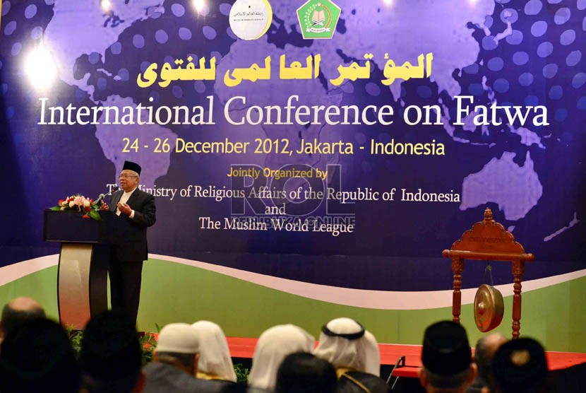  Ketua MUI Pusat Bidang Fatwa, KH. Ma’ruf Amin memberikan sambutannya dalam Pembukaan Konferensi Internasional Tentang Fatwa 2012 di Jakarta, Senin (24/12). (Republika/Agung Supriyanto)