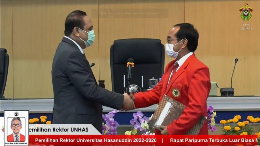 Ketua MWA Universitas Hasanuddin (Unhas) Komjen Pol (purn) Syafruddin (kiri) berjabat tangan dengan Prof Jamaluddin Jompa (kanan) yang terpilih sebagai Rektor Unhas periode 2022-2026, Kamis (27/1/2022).