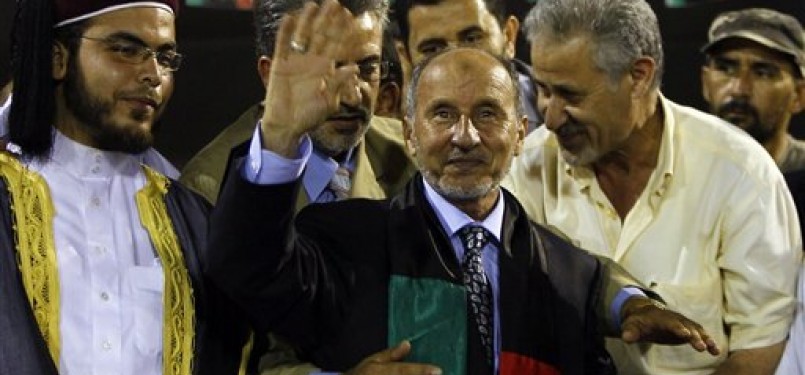 Ketua NTC Libya, Mustafa Abdel Jalil, melambaikan tangan kepada pendukungnya usai berpidato di Lapangan Syuhada, Tripoli, setelah kejatuhan Muamar Qadafi.
