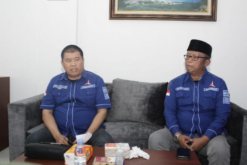 Ketua OC Sugianto Nangolah (kiri) dan Ketua SC Toni Setiawan memberikan keterangan terkait pendidikan politik dan rapat kerja daerah (Rakerda). Kegiatan tersebut akan berlangsung pada tanggal 28-29 Mei 2023.