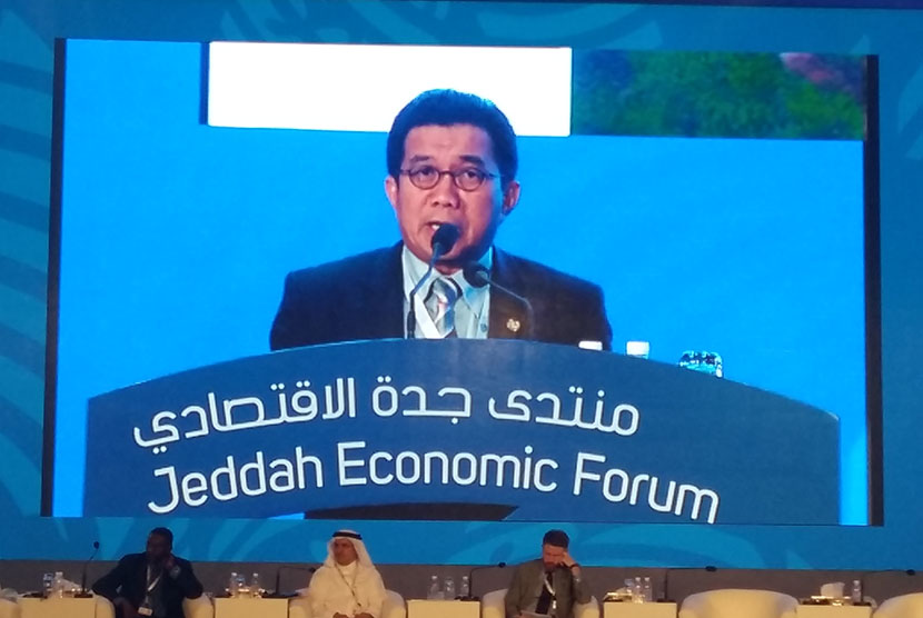 Ketua OJK Mulaman D Hadad berpidato di acara Forum Ekonomi Jeddah.