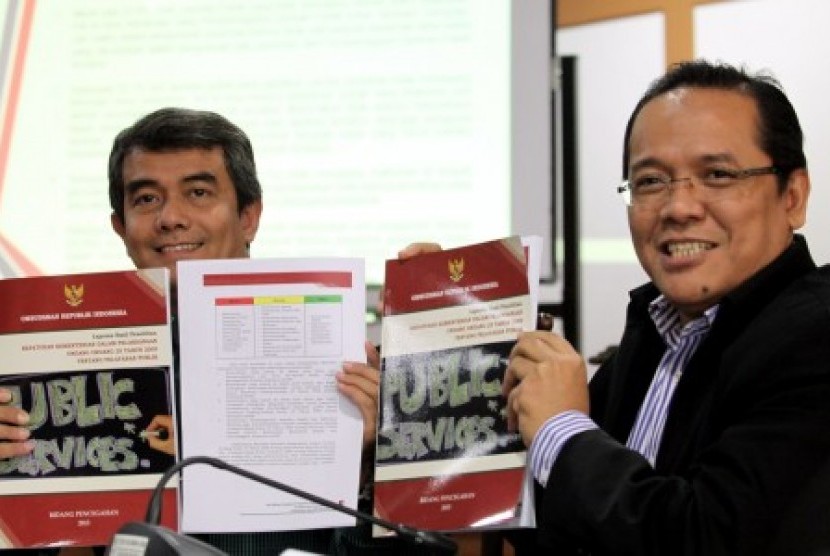 Ketua Ombudsman, Danang Girindrawardana (kiri) bersama anggota Ombudsman, Khoirul Anwar menyampaikan hasil observasi terhadap kinerja pelayanan publik khususnya pada unit pelayanan perizinan di 18 Kementerian di Jakarta, Senin (22/7).