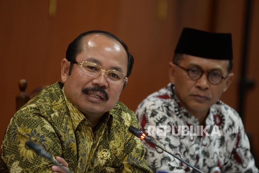 Ketua Ombudsman RI Amzulian Rifai (kiri), dan Anggota Ombudsman RI Ahmad Su'aedy 