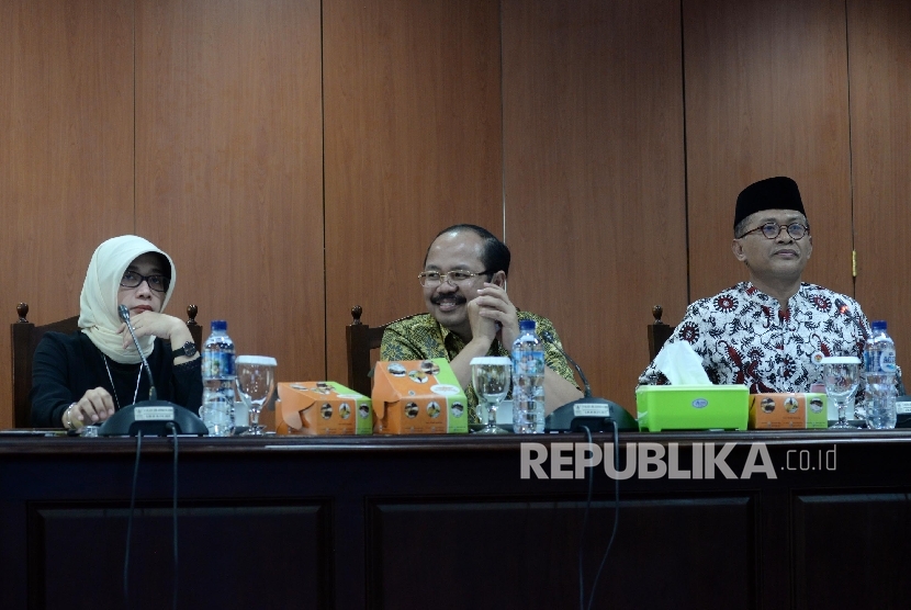 Ketua Ombudsman RI Amzulian Rifai (tengah), Wakil Ketua Ombudsman RI Lely Pelitasari (kiri), dan Anggota Ombudsman RI Ahmad Su'aedy.